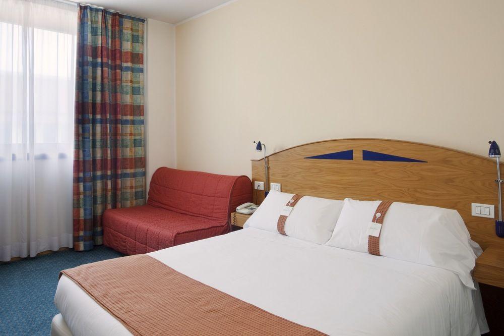City Hotel & Suites 福利尼奥 外观 照片