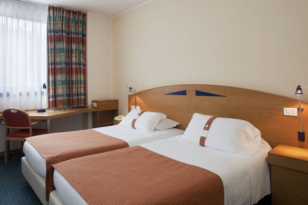 City Hotel & Suites 福利尼奥 外观 照片